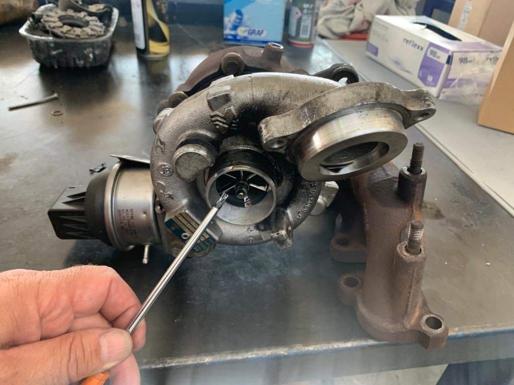 Kaputter Turbo mit offensichtlichen Rotoranomalien mit Axialspiel